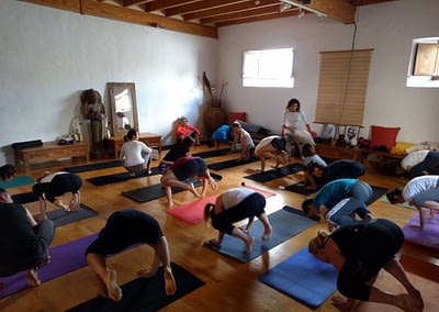 Yoga retreat - lezione in yoga shala
